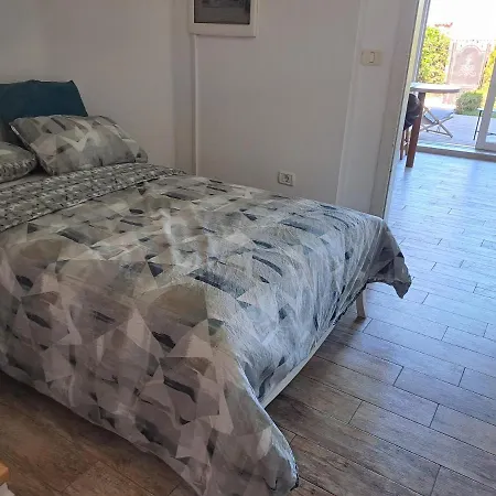 Apartma Ru דירה
